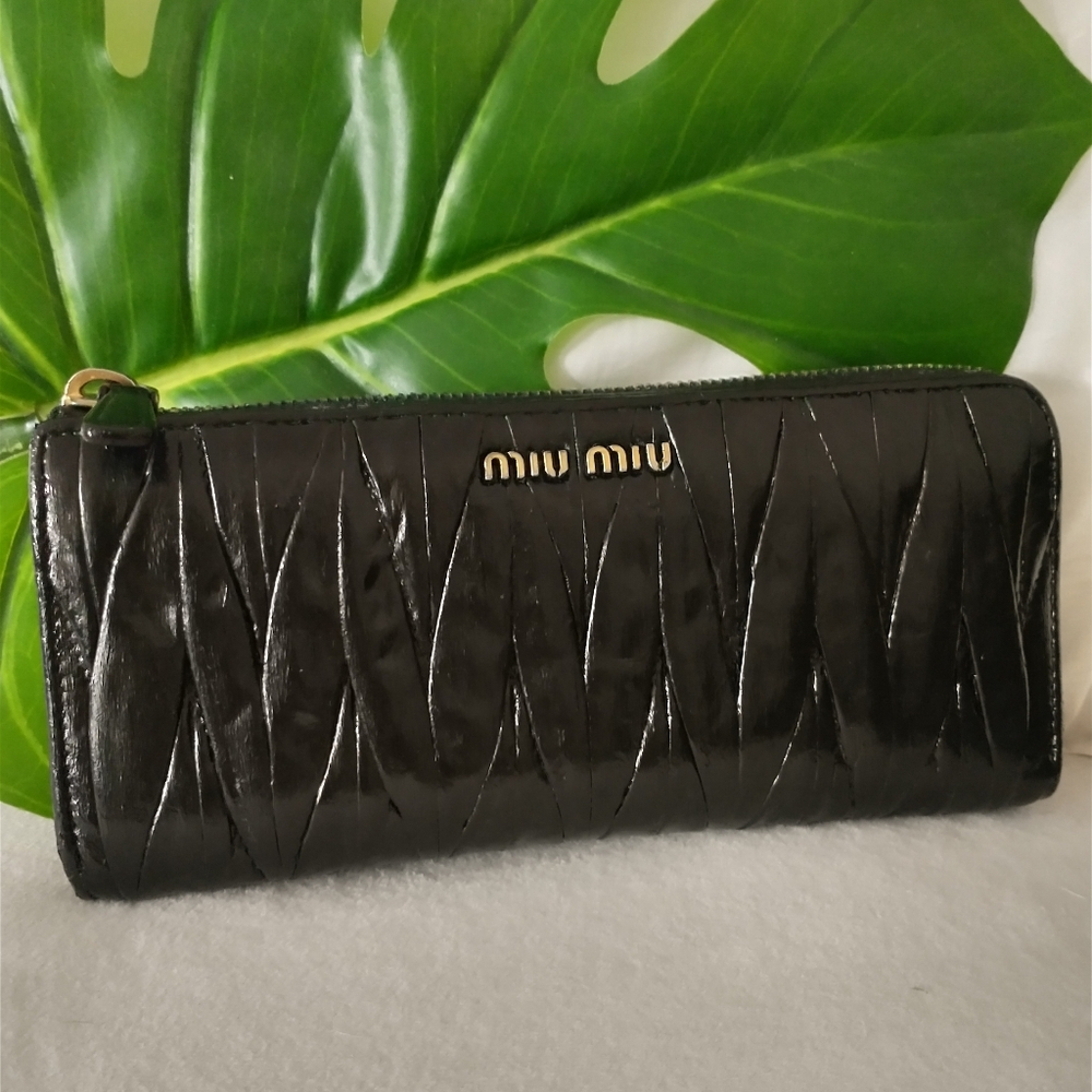 💯 Authentic MIU MIU(made in Italy) Black Wallet